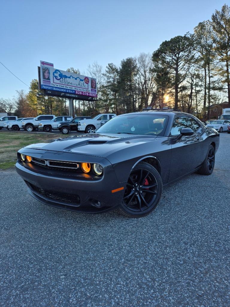 2017 Dodge Challenger SXT Plus's photo